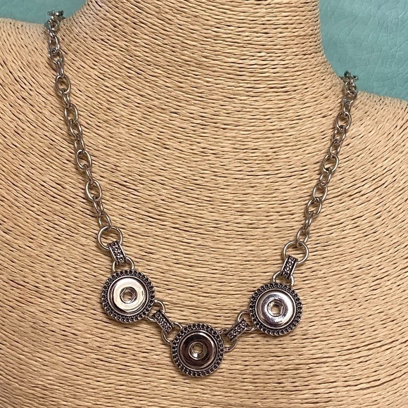2/$20 - Ginger Snaps 3 Snap Necklace (Petite Snaps) - Picture 1 of 3